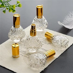 Små tomme parfumeflasker