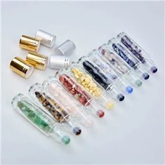 Klar glasrulle på flaske med ædelsten